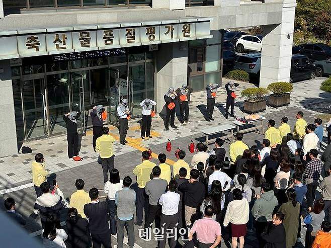 지난 31일, 축산물품질평가원은 화재 대비 민방위훈련을 실시하고 방독면 착용 경진대회를 추진했다. ⓒ축산물품질평가원