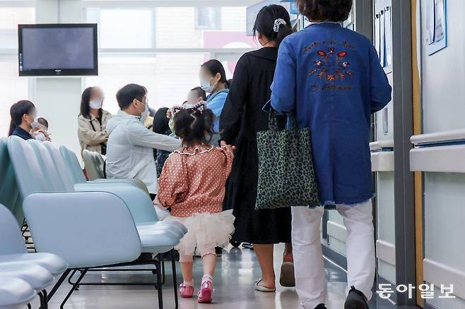 서울의 한 대학병원 소아청소년과에서 어린이 환자와 보호자들이 진료를 기다리고 있다. 2024.5.9/뉴스1