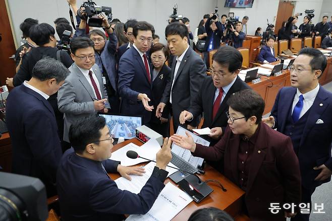 국민의힘 의원들이 박찬대 운영위원장에게 의사진행 발언과 증인 선서와 관련해 항의하고 있다. 박형기 기자 oneshot@donga.com