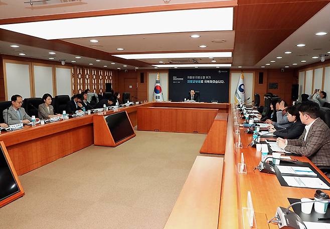 한순기 행정안전부 지방재정경제실장이 1일 오전 서울시 종로구 세종대로 정부서울청사 12층 중회의실에서 열린 ‘2024년 지방교부세위원회’에 참석해 모두발언을 하고 있다. (사진=행정안전부)