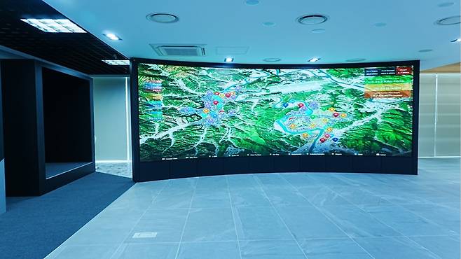 SSNC 도시모델 체험 모습. 관제센터는 SSNC의 운영을 위해 AI,ICT 등 첨단기술을 활용하는 통합플랫폼 시설이며 SSNC 에너지 최적 운영, SSNC 도시모델 체험,글로벌 i-SMR 기술지원 등이 시연되었다.