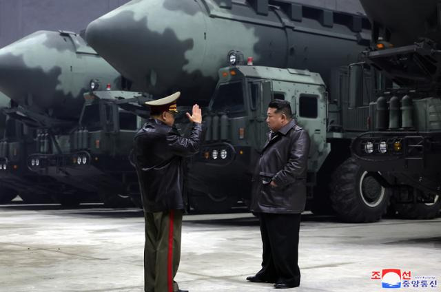 김정은 북한 국무위원장이 전략미사일기지를 시찰하고 발사 관련 시설 요소별 기능과 능력 등 나라의 안전과 직결된 전략적 억제력의 가동 준비 태세를 점검했다고 조선중앙통신이 10월 23일 보도했다. 평양=조선중앙통신 연합뉴스