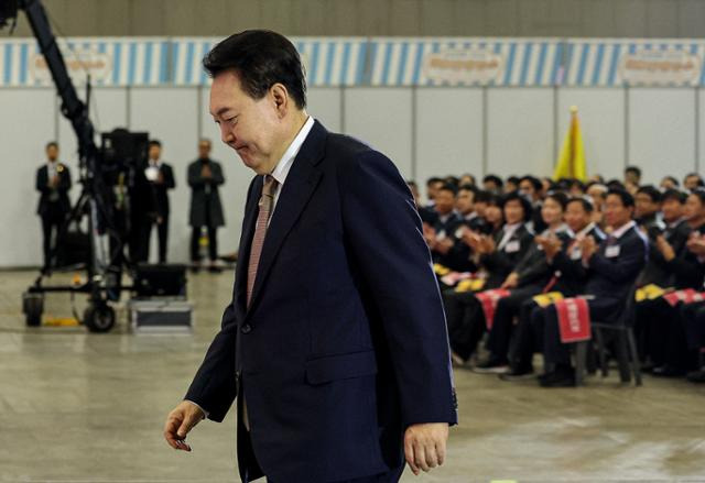 윤석열 대통령이 지난달 31일 경기 고양시 일산 킨텍스에서 열린 2024 대한민국 소상공인대회 개막식에서 축사를 위해 연단으로 이동하며 굳은 표정을 짓고 있다. 왕태석 선임기자