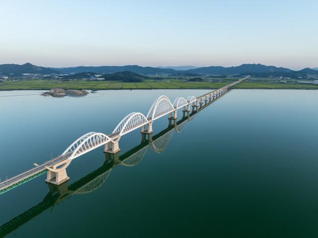 서해선에 건설된 아산고가교. 아산시와 평택시를 연결하는 길이 5.9km의 다리로 이 가운데 아산고가 아치교는 연장 625m, 높이 44m로 국내 아치교 가운데 가장 길고 크다. 국토교통부 제공