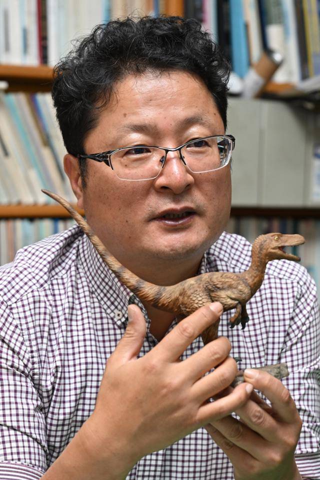 지난달 28일 경남 진주 신안동 진주교대 연구실에서 김경수 교수가 랩터 공룡 모형을 들어 보이면서 발자국 화석의 특징을 설명하고 있다. 진주=박시몬 기자