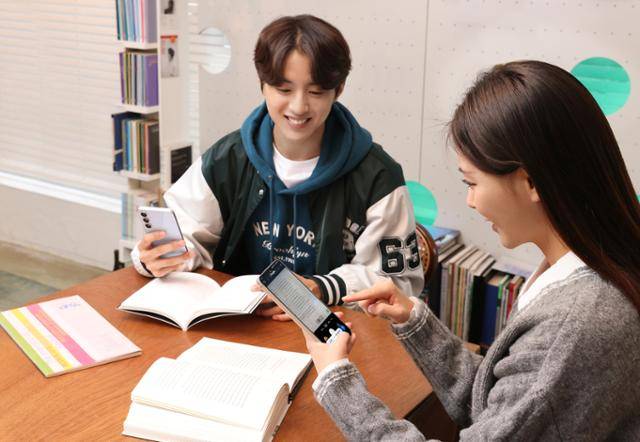 삼성전자 모델이 '갤럭시 S24 FE'를 이용해 외국어로 된 글을 번역하는 기능을 사용하고 있다. 삼성전자 제공