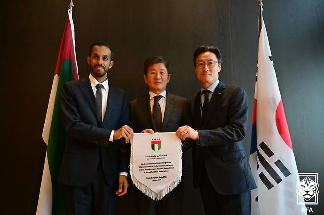 UAE 축구협회와 대한축구협회의 MOU를 체결하는 UAE 축구협회 모하메드 하잠 알 다헤리 사무총장, 대한축구협회 정몽규 회장, 전한진 경영본부장. 사진=대한축구협회