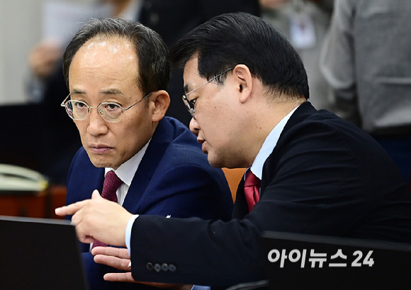 추경호 국민의힘 원내대표와 배준영 원내수석부대표가 1일 서울 여의도 국회에서 열린 운영위원회의 대통령비서실, 국가안보실, 대통령경호처 국정감사에서 대화하고 있다. [사진=곽영래 기자]