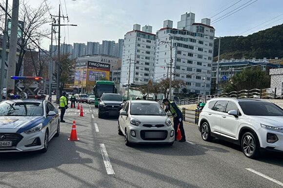 부산경찰이 음주운전 단속을 진행하고 있다. [사진=부산지방경찰청]