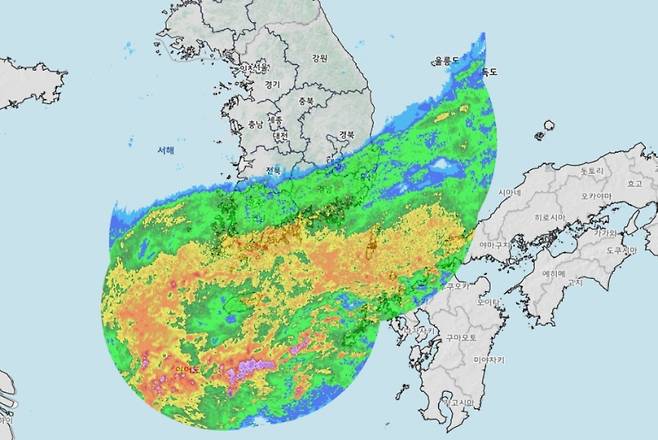 기상청 1일 오후 날씨. 비구름대가 제주도를 덮은채 동북동쪽으로 뻗어있다. (기상청 제