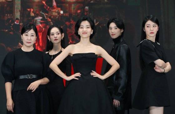 시청률 및 화제성을 휩쓸고 있는 드라마 '정년이'(tvN)는 배우 김태리(가운데)와 원작 웹툰이 올해 K컬처 트렌드 포럼 MVP 2관왕에 올랐다. 사진은 지난달 10일 '정년이' 제작발표회에서 출연 배우 라미란(왼쪽부터), 김윤혜, 김태리, 정은채, 신예은이 드라마 포스터 구도에 맞춰 포즈를 취한 모습이다. 뉴스1