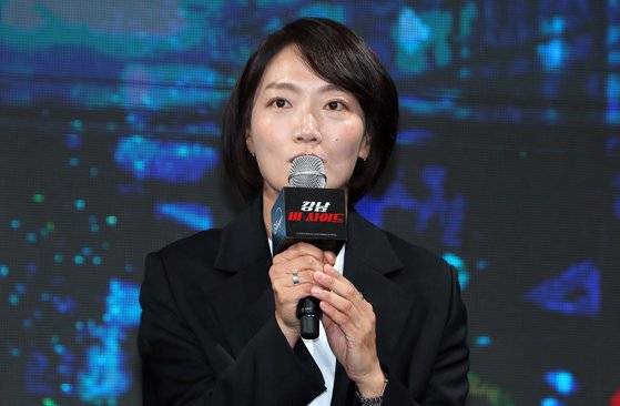 박누리 감독이 30일 서울 종로구 포시즌스 호텔에서 열린 디즈니 플러스 오리지널 시리즈 '강남 비-사이드' 제작발표회에 참석해 "속도감있게 연출해 화장실 갈 시간도 없을 것"이라고 자신했다. 사진 뉴시스