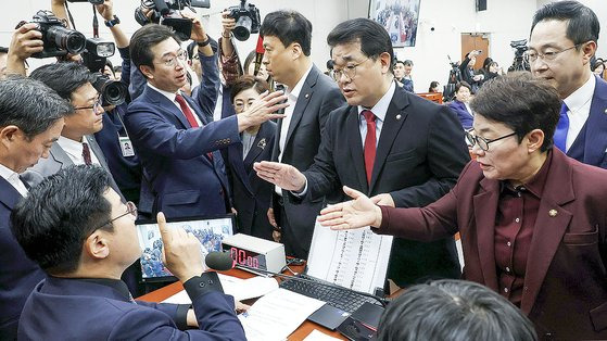 박찬대(더불어민주당) 국회 운영위원장이 1일 국회에서 열린 운영위원회의 대통령비서실과 국가안보실, 대통령 경호처 대상 국정감사에서 항의하는 국민의힘 의원들에게 자리로 돌아갈 것을 촉구하고 있다. 뉴시스