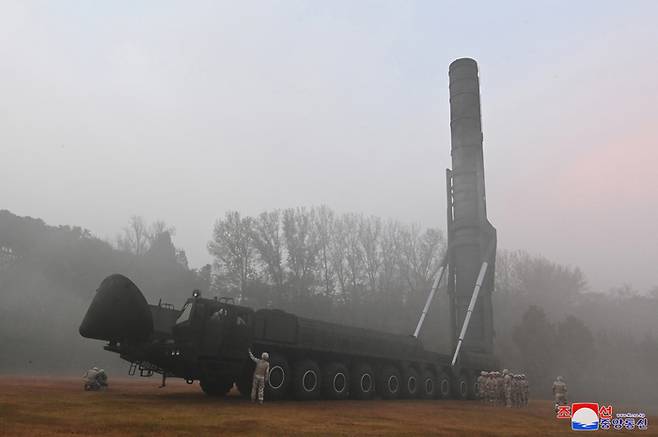 김정은 북한 국무위원장의 현지지도 아래 지난달 31일 아침 신형 대륙간탄도미사일(ICBM) ‘화성포-19형’ 시험발사를 성공적으로 단행했다고 조선중앙통신이 1일 보도했다. 연합뉴스