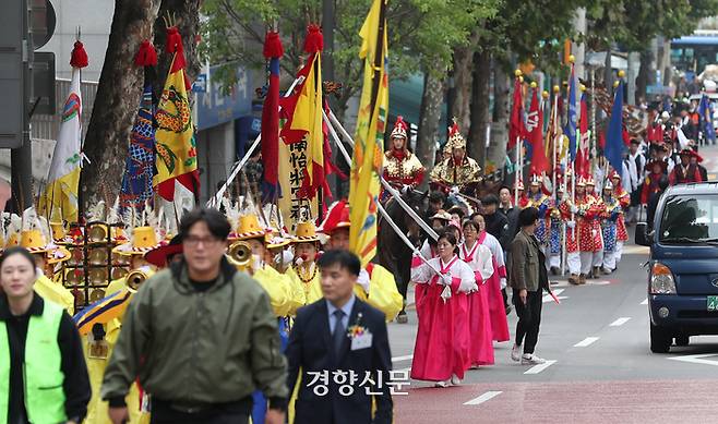 제42회 남이장군 사당제 장군출진 행렬이 1일 서울 용산구 용문동에 있는 남이장군사당을 출발해 효창공원 일대를 지나고 있다. 2024.11.1. 정지윤 선임기자