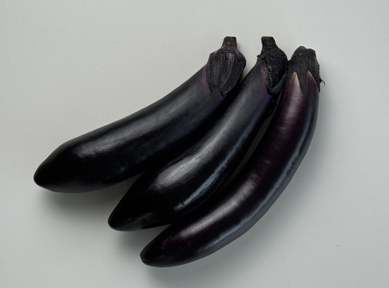 Eggplants are versatile and can be used in many styles of cooking. [LEE JEONG-WOONG]