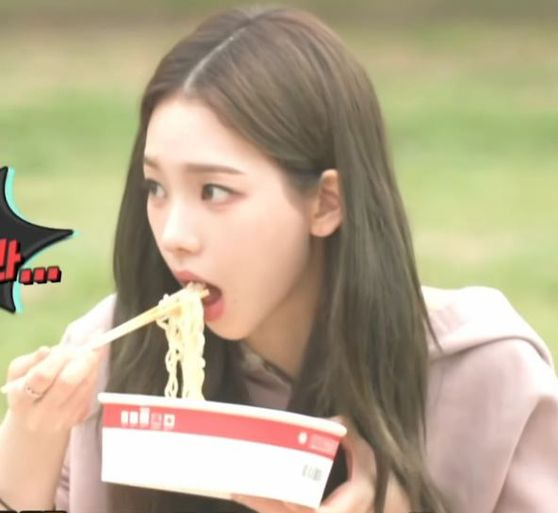 aespa's Karina eating Han River ramyeon [SCREEN CAPTURE]