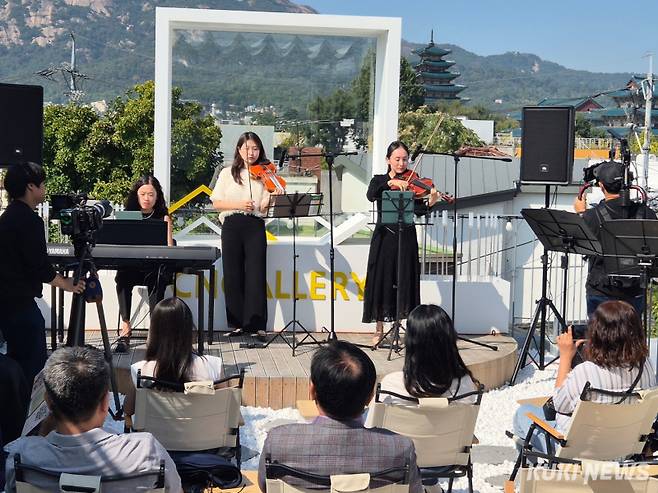 충남문화관광재단의 청년예술인 협력공연 사업이 도민들에게 풍부한 문화예술 경험을 선사하며 활기를 띠고 있다. 