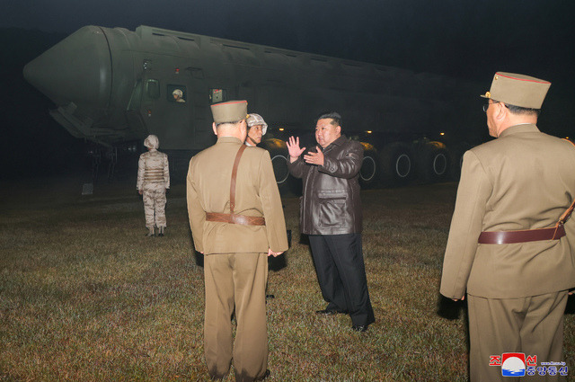 김정은 북한 국무위원장의 현지 지도 아래 지난달 31일 아침 신형 대륙간탄도미사일(ICBM) '화성포-19형' 시험발사에 성공했다고 조선중앙통신이 보도하며 1일 공개한 사진. 이날 시험발사에는 딸 주애도 참관했다. 연합뉴스