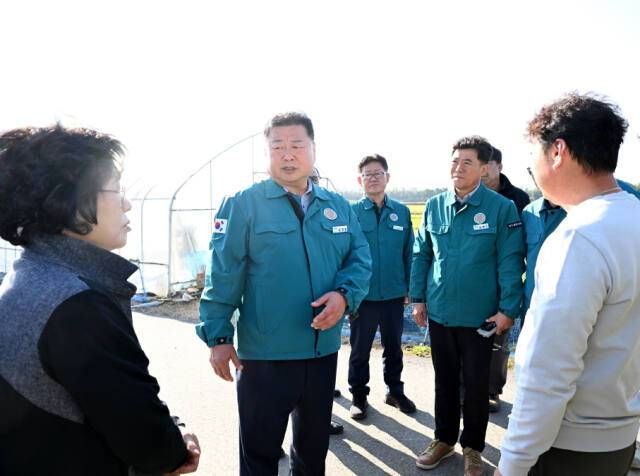 김경일 파주시장이 북한의 대남 확성기 소음방송으로 심각한 피해를 호소하고 있는 대성동 마을을 방문, 주민들의 소음 피해 실상을 확인하고 있다. 파주시 제공