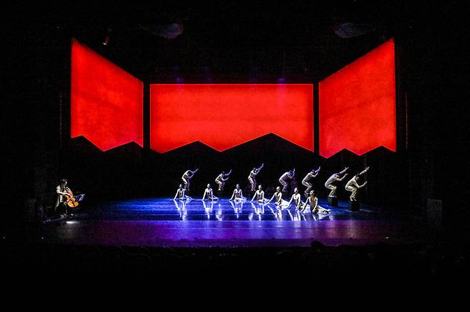 10월 31일~11월 3일 서울시무용단이 새롭게 선보인 국수호·김재덕의 ‘사계’의 한 장면. 사진제공=세종문화회관