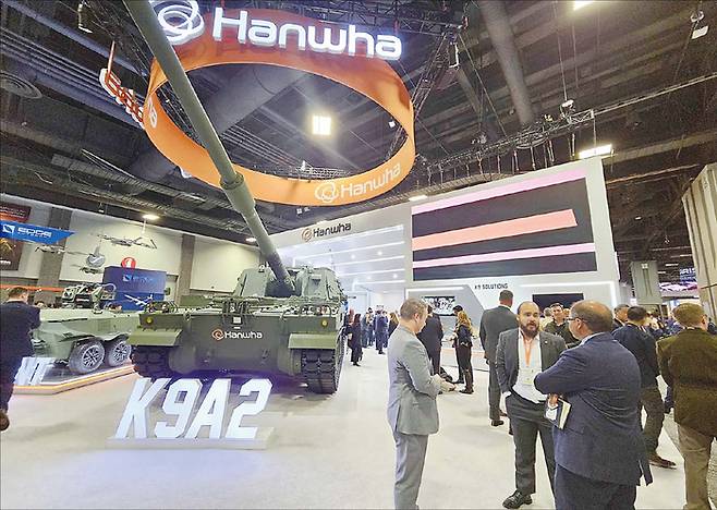미국 대선에서 두 후보 모두 ‘안보 강화’를 공약으로 내세운 덕에 국내 방산 기업 전망이 밝다. 사진은 올해 10월 미국 워싱턴DC에서 미국 육군협회 주최로 개막한 지상 방산 전시회에 실물로 전시된 ‘K9A2’. (한화에어로스페이스 제공)