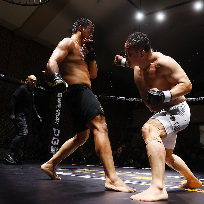 김재영(오른쪽)이 블랙컴뱃 라이즈 5 코-메인이벤트 근거리 타격전에서 최재현을 주먹으로 때리고 있다. 사진=이교덕 격투기 전문기자 제공