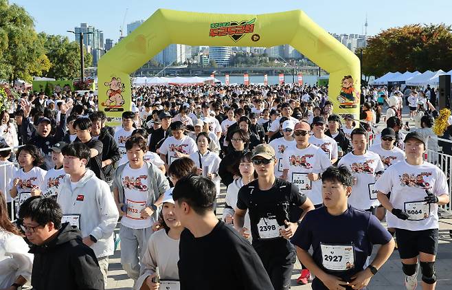 오는 3일 마라톤 행사로 서울 주요 도로가 통제된다. 사진은 지난달 20일 서울 영등포구 여의도 한강공원 이벤트광장에서 열린 '2024 멈추지 말고 두근두근런'에 참석한 시민들의 모습. 해당 기사와 상관없음. /사진=뉴스1