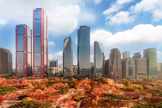 바쁜 서울사람들의 일터인 여의도 빌딩은 기막힌 서울 단풍 앞에선 백댄서를 자처한다.