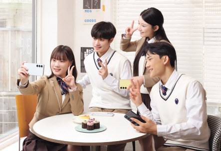 모델들이 갤럭시 S24 FE를 사용하고 있다. [삼성전자 제공]