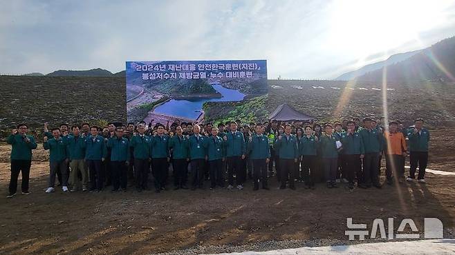 [세종=뉴시스]한국농어촌공사는 지난 달 31일 경남 함안 봉성저수지에서 규모 6.3의 지진으로 저수지 제방에 균열과 누수가 발생한 상황을 가정한 재난대응 훈련을 끝으로 '2024년 재난대응 안전훈련'을 성공적으로 마쳤다.(사진=농어촌공사 제공)