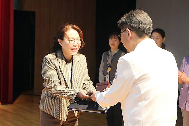 [대전=뉴시스] 대전 을지대병원이 1일 교직원 300여명이 참석한 가운데 '을지재단 창립 68주년 기념식'을 열었다. (사진=대전을지대학교병원 제공) 2024.11.01. photo@newsis.com *재판매 및 DB 금지