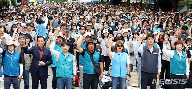 [서울=뉴시스] 지난 5월25일 오후 서울 여의도 국회 앞에서 열린 '전교조 창립 35주년 교사대회'에서 참가자들이 '임을 위한 행진곡'을 부르고 있다. (사진=뉴시스DB). 2024.11.01.