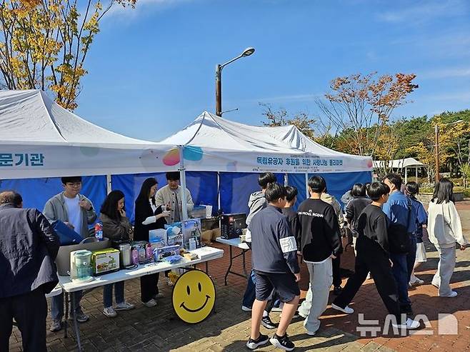 [세종=뉴시스]농림수산식품교육문화정보원은 지난달 25일부터 26일까지 천안 독립기념관에서 공동 플리마켓 행사를 진행했다.(사진=농정원 제공)