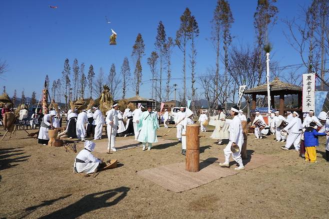 [밀양=뉴시스] 안지율 기자 = 새터가을굿놀이 공연 . (사진=밀양시 제공) 2024.11.01. photo@newsis.com  *재판매 및 DB 금지