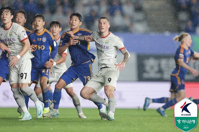 볼 경합 벌이는 윤일록과 코바체비치. 한국프로축구연맹