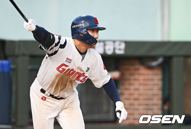 [OSEN=울산, 이석우 기자] 29일 울산 문수야구장에서 2024 울산-KBO Fall League 롯데 자이언츠와 NC 다이노스의 결승 경기가 열렸다. 롯데 자이언츠는 현도훈이 선발 출전하고 NC 다이노스는 이용준이 선발 출전했다. 롯데 자이언츠 추재현이 6회말 1사 2루 1타점 안타를 치고 있다. 2024.10.29 / foto0307@osen.co.kr