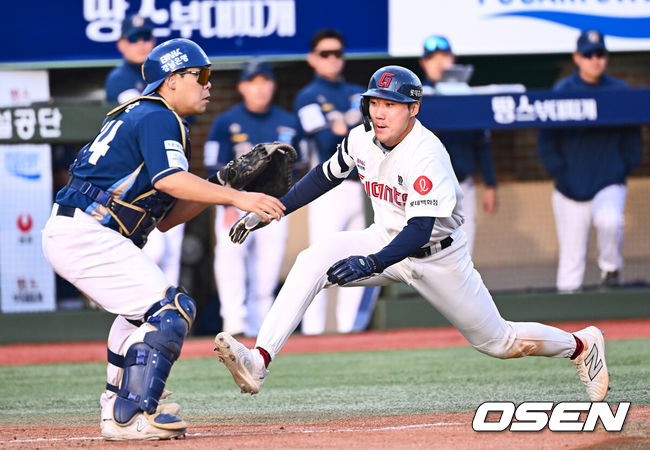 [OSEN=울산, 이석우 기자] 29일 울산 문수야구장에서 2024 울산-KBO Fall League 롯데 자이언츠와 NC 다이노스의 결승 경기가 열렸다. 롯데 자이언츠는 현도훈이 선발 출전하고 NC 다이노스는 이용준이 선발 출전했다. 롯데 자이언츠  추재현이 5회말 2사 3루 소한빈의 1타점 적시타때 득점을 올리고 있다. 2024.10.29 / foto0307@osen.co.kr