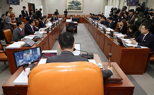 31일 오전 국회에서 열린 국회 운영위원회 전체회의에서 더불어민주당 소속 박찬대 위원장이 의사봉을 두드리고 있다. 연합뉴스