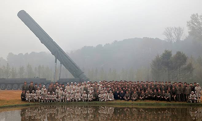 북한 노동당 기관지 노동신문은 1일 "경애하는 김정은 동지께서 10월 31일 아침 공화국 전략무력의 절대적 우세를 영구화하는데서 획기적 이정표를 세우는 중대한 시험을 현지에서 직접 지도하시었다"라며 전날 발사한 ICBM의 사진을 공개했다. 평양노동신문·뉴스1