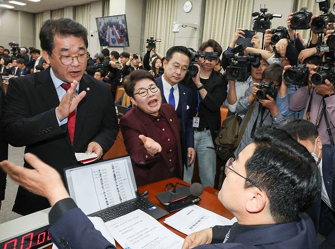 국민의힘 배준영 원내수석부대표(왼쪽부터), 임이자 의원이 1일 서울 여의도 국회 운영위원회에서 열린 대통령비서실, 국가안보실, 대통령경호처에 대한 종합 국정감사에서 회의 운영과 관련해 항의하고 있다.