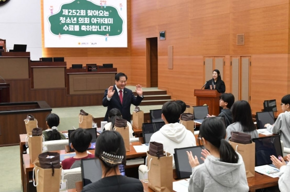 지난달 30일 열린 ‘의회로 찾아오는 청소년의회 아카데미’에 참석해 학생들에게 격려의 메시지를 전한 박영한 의원