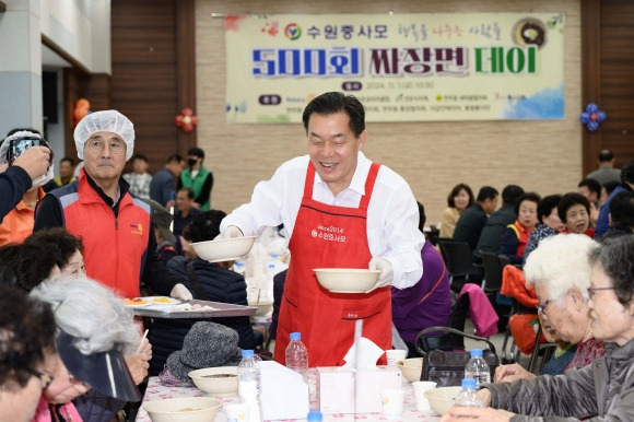 이재준 수원시장이 1일 수원 중사모(중식을 사랑하는 모임)의 500회 짜장면데이 기념행사 후 짜장면 배식 봉사하고 있다. (수원시 제공)