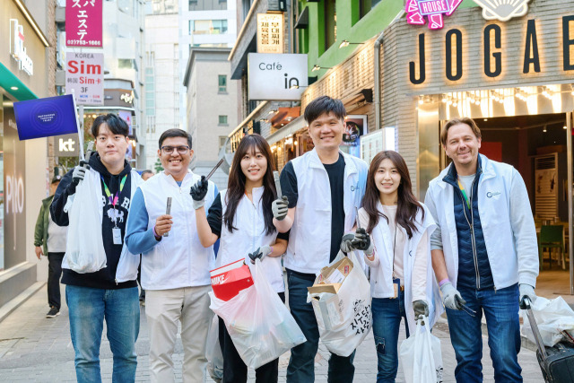 BAT 로스만스 임직원들이 지난 31일 서울 중구 명동 관광특구에서 '에코 플로깅' 캠페인을 벌이고 있다. 사진 제공=BAT 로스만스