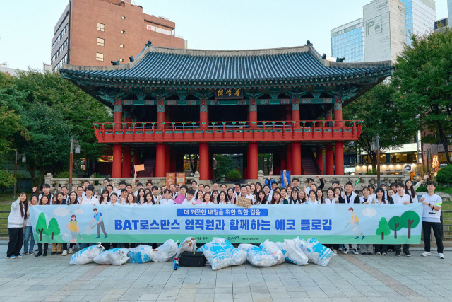 송영채 대표를 비롯한 BAT 로스만스 임직원들이 지난 31일 서울 중구 명동 관광특구 일대에서 '에코 플로깅' 캠페인을 마친 뒤 기념촬영을 하고 있다. 사진 제공=BAT 로스만스