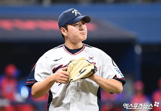 1일 오후 서울 고척스카이돔에서 열린 2024 WBSC(세계야구소프트볼연맹) 프리미어12 대한민국 야구 대표팀과 쿠바 야구 대표팀의 평가전 경기, 3회초 종료 후 한국 김택연이 더그아웃으로 향하며 그라운드를 돌아보고 있다. 고척, 박지영 기자