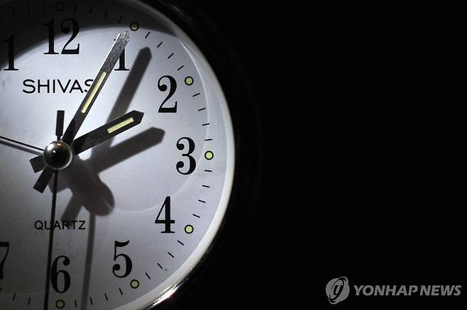 지난 27일 서머타임 해제된 프랑스 파리의 한 시계 [AFP=연합뉴스. 재판매 및 DB 금지]