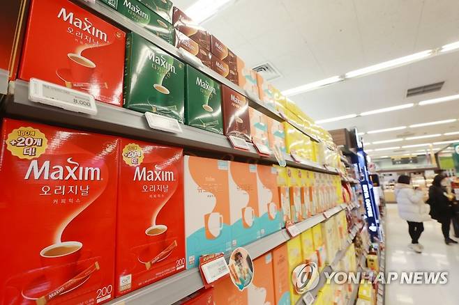 한 대형마트에 진열된 커피 [연합뉴스 자료 사진]