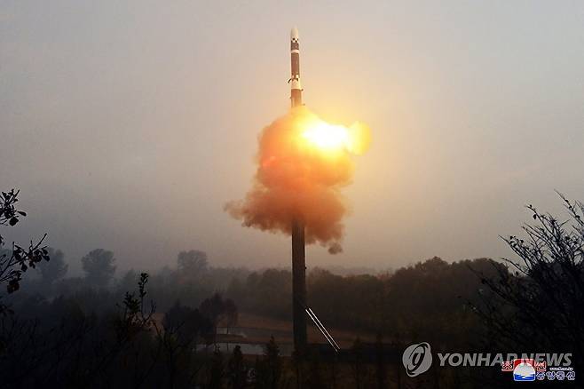 북한, 최신형 ICBM '화성포-19형' 시험발사 성공...김정은 참관 (평양 조선중앙통신=연합뉴스) 김정은 북한 국무위원장의 현지지도 아래 지난달 31일 아침 신형 대륙간탄도미사일(ICBM) '화성포-19형' 시험발사를 성공적으로 단행했다고 조선중앙통신이 1일 보도했다. 이날 시험발사에 딸 주애도 참관했다. 2024.11.1 
    [국내에서만 사용가능. 재배포 금지. For Use Only in the Republic of Korea. No Redistribution] nkphoto@yna.co.kr