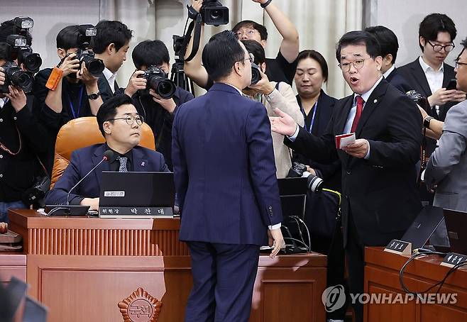 국회 운영위, 김건희 여사 '동행명령' 두고 갈등 (서울=연합뉴스) 김주형 기자 = 국민의힘 배준영(오른쪽) 의원과 더불어민주당 박성준 의원이 1일 서울 여의도 국회에서 열린 운영위원회의 대통령비서실과 국가안보실, 대통령 경호처 대상 국정감사에서 김건희 여사의 동행명령장 발부와 관련해 설전을 벌이고 있다. 왼쪽은 박찬대 위원장. 2024.11.1 kjhpress@yna.co.kr